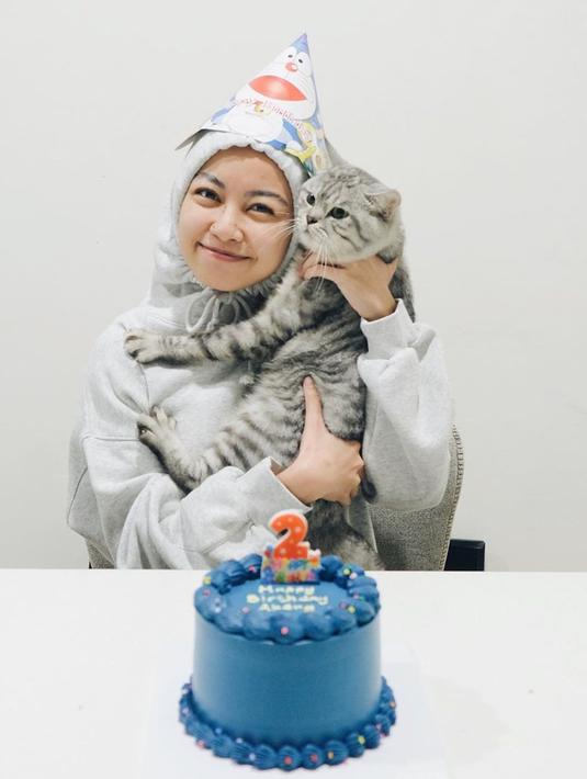 Saat ini Abang sudah berusia 2 tahun. Abang selalu menemani Tsana di berbagai momen. Tak ada kamus kesepian di hidup Tsana selama ada Abang di sampingnya. Tsana pun sangat menyayangi Abang hingga momen ulang tahun ke-2 dari kucing kesayangannya dirayakan dengan kue berwarna biru. (Liputan6.com/IG/@ntsana)