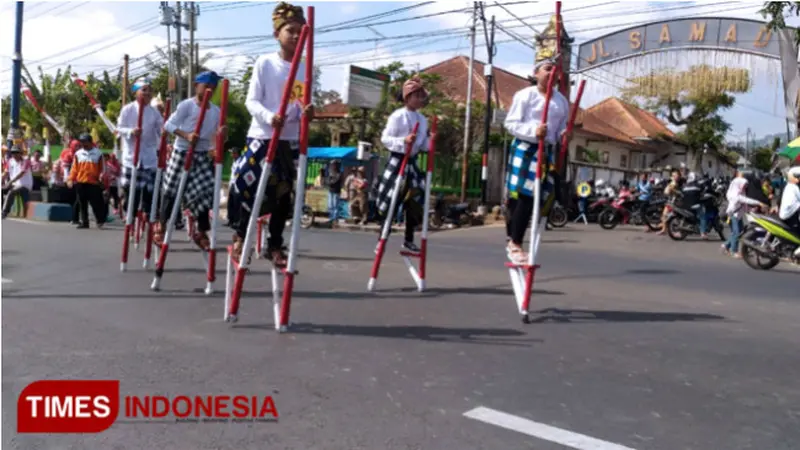 Ribuan 'Bocah Jangkung' Penuhi Jalanan Kota Batu