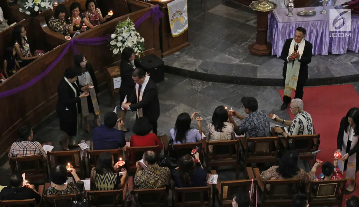 Ratusan umat Kristiani menyalakan lilin pada Misa Natal di Gereja Protestan Indonesia Barat (GPIB) Immanuel, Gambir, Jakarta, Minggu (24/12). Misa Natal 2017 mengusung tema Damai Sejahtera. (Liputan6.com/Herman Zakharia)