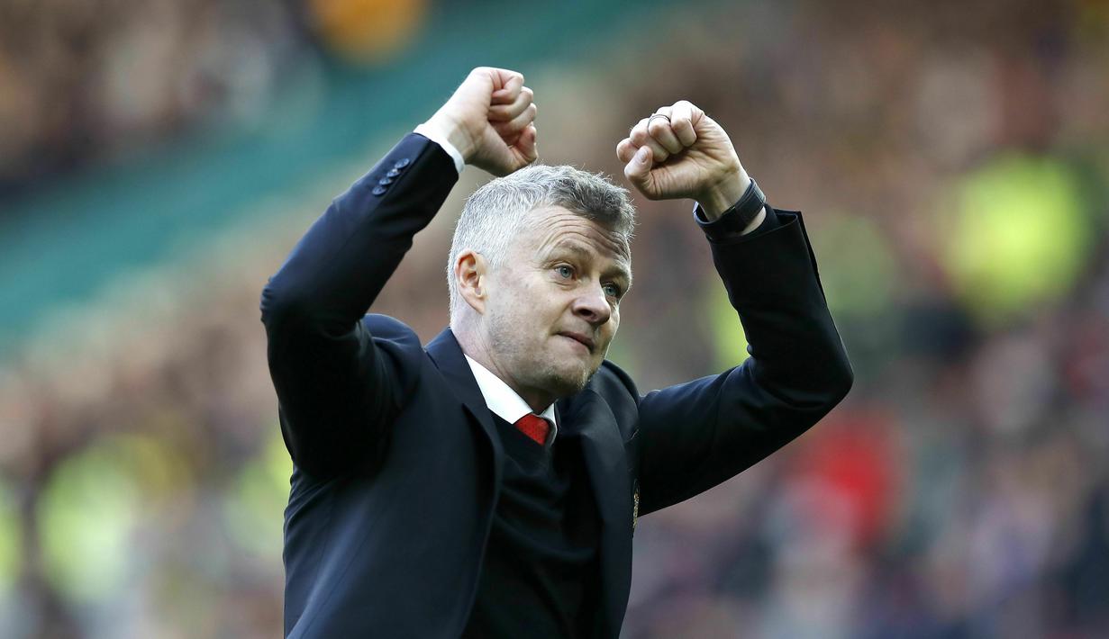 Pelatih Manchester United, Ole Gunnar Solskjaer, merayakan kemenangan atas Watford pada laga Premier League di Stadion Old Trafford, Sabtu (30/3). Manchester United menang 2-1 atas Watford. (AP/Martin Rickett)