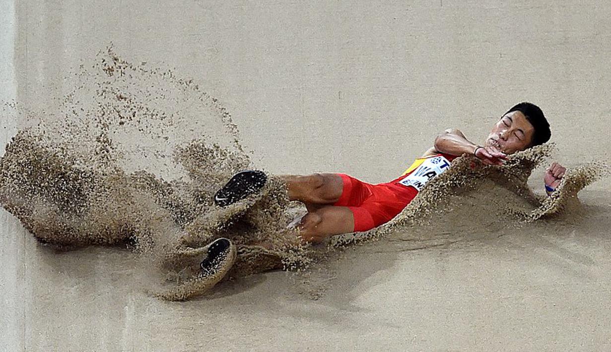 Aksi atlet Tiongkok, Wang Jianan, saat final lompat jauh putra Kejuaraan Dunia Atletik 2015 di Stadion Nasional, Beijing, Tiongkok. (25/8/2015). (AFP/Johannes Eisele)