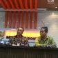 Kepala Perwakilan Ombudsman Jakarta Raya Teguh P Nugroho (kiri) menjelaskan maladministrasi dengan pengabaian kewajiban hukum mengenai pakaian tahanan dan borgol serta penggunaan alat komunikasi yang terjadi pada Idrus Marham kepada wartawan di Jakarta, Rabu (3/7/2019). (Liputan6.com/Angga Yuniar)