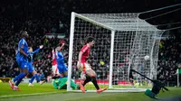 Dari berbagai sudut kamera, bek tengah Setan Merah itu terlihat berada dalam posisi offside. Meski begitu, gol tetap disahkan karena tidak ada intervensi VAR. (AP Photo/Dave Thompson)