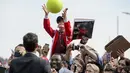 Seorang penggemar cilik menangkap bolanya kembali setelah ditanda tangani petenis Swiss, Roger Federer di Biel, Swiss, (21/4/2016). (AFP/Fabrice Coffrini)