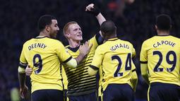 Para pemain Watford merayakan gol bunuh diri yang dicetak Aleksandar Kolarov ke gawang Manchester City pada lanjutan Liga Premier Inggris di Stadion Vicarage Road, Inggris, Minggu (3/1/2016) dini hari WIB. (Reuters/Stefan Wermuth)
