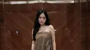 Rachel Vennya kenakan strapless dress lurik dengan detail slit yang tinggi. Sebagai inner, ia kenakan celana pendek lurik hitam dengan heels nude dan clutch Hermes [@rachelvennya]