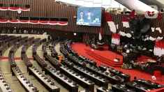 Suasana Sidang Tahunan MPR 2021 di Gedung Nusantara, Senayan, Jakarta, Senin (16/8/2021). Dalam sidang tersebut hanya sebagian angggota dewan yang hadir, sementara sisanya mengikuti sidang secara virtual. (Liputan6.com/Angga Yuniar)