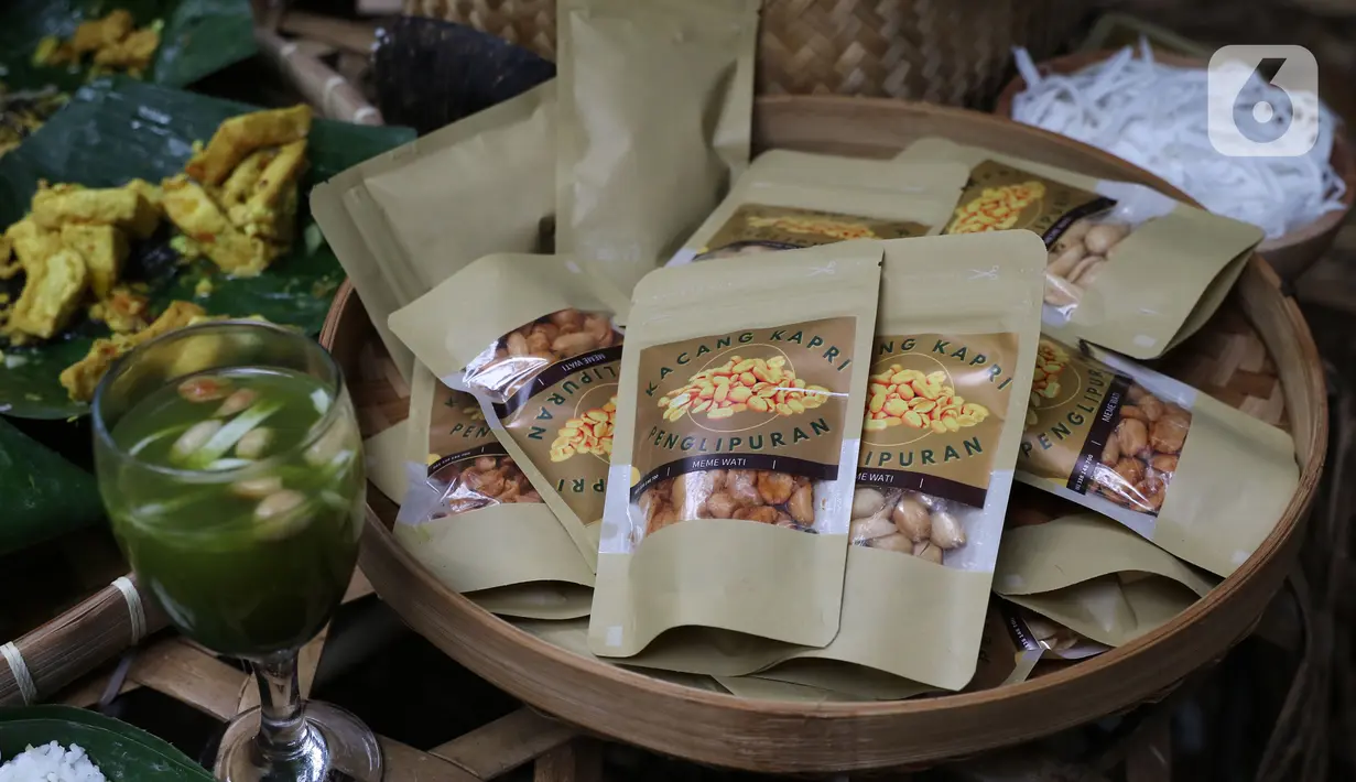 Kacang Kapri salah satu primadona penganan khas Desa Penglipuran yang dijajakan di Pasar Pelipur Lara, Kabupaten Bangli, Bali, Rabu (16/8/2023). (Liputan6.com/Helmi Fithriansyah)