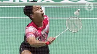 Tunggal putra bulu tangkis Indonesia Anthony Sinisuka Ginting mengembalikan kok ke arah wakil Hong Kong Lee Cheuk Yiu dalam pertarungan fase 32 besar yang dihelat di Istora Senayan, Jakarta, Rabu (25/1/2023). Anthony Ginting sukses mengamankan tiket menuju babak 16 besar Indonesia Masters 2023. (Liputan6.com/Herman Zakharia)