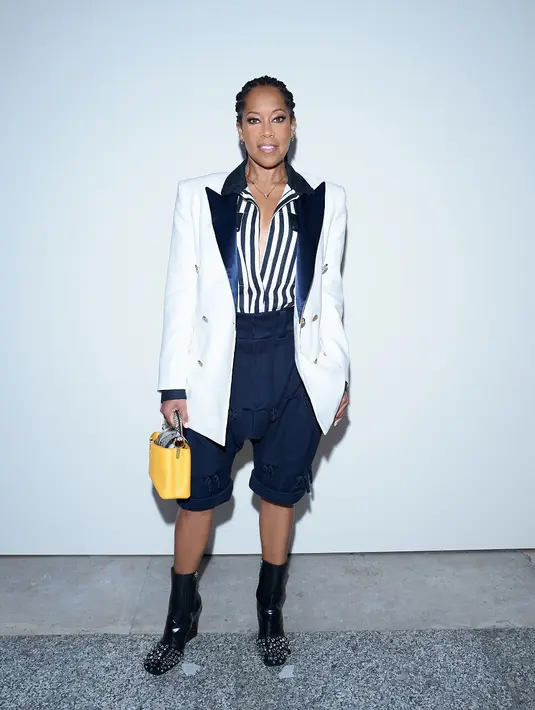 Bintang film populer “Watchmen”, Regina King tampil dengan gaya chic berbalut blazer, shirt, dan short pants bernuansa navy-white. (Dok/Louis Vuitton).