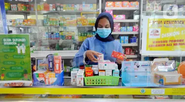 Pegawai menata sejumlah obat sirup yang mengandung paracetamol di Apotek Prima Husada, Cinere, Depok, Jawa Barat, Kamis (20/10/2022). Kementerian Kesehatan menginstruksikan seluruh apotek untuk sementara tidak menjual obat bebas dalam bentuk sirup anak kepada masyarakat akibat adanya lebih dari  200 kasus gangguan ginjal akut misterius yang menyerang anak di Indonesia. (merdeka.com/Arie Basuki)