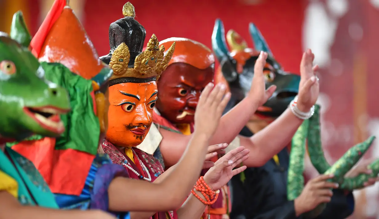 Para biksu Buddha yang mengenakan topeng tampil dalam acara tarian Cham tahunan untuk berdoa agar mendapatkan panen yang baik dan kehidupan yang damai di Biara Tashilhunpo di Xigaze, Daerah Otonom Tibet, China barat daya, 22 September 2020. (Xinhua/Chogo)