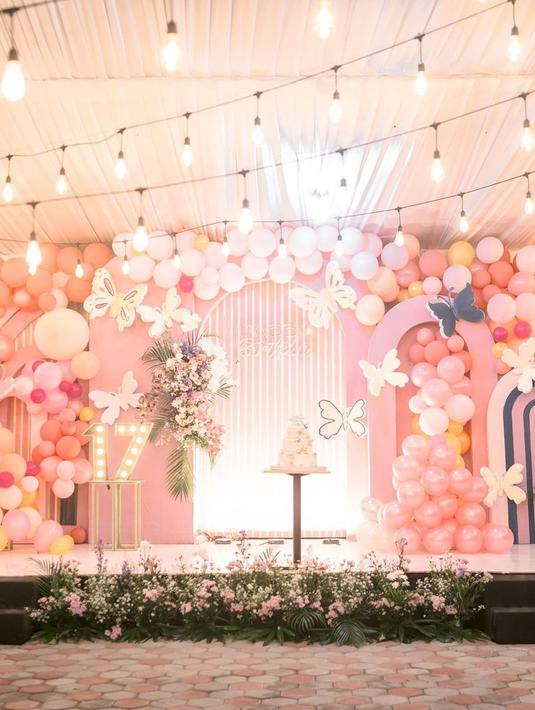 Dekorasi dalam acara ulang tahun sang anak yang ke 17 ini pun tampak begitu meriah. Didominasi dengan warna pink serta perpaduan kuning, detail desain kupu-kupu mempercantik dekorasi yang ada. (Liputan6.com/IG/@vickyprasetyo777)