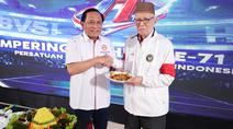 Ketua Umum Persatuan Bola Voli Seluruh Indonesia (PBVSI), Imam Sudjarwo (kiri) memberikan potongan tumpeng pertama kepada Purnama S. Yamil pada perayaan hari ulang tahun ke-71 yang dilaksanakan di Gedung Serbaguna Padepokan Voli Sentul, Kamis (26/2/2026) sore WIB. (Bola.com/Abdul Aziz)