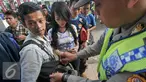 Petugas keamanan memeriksa barang bawaan penonton pertandingan Persib melawan Persija di Stadion Gelora Bandung Lautan Api, Bandung, Sabtu (16/7/2016).Persib dan Persija akan bertanding dalam lanjutan TSC 2016. (Liputan6.com/Yoppy Renato)