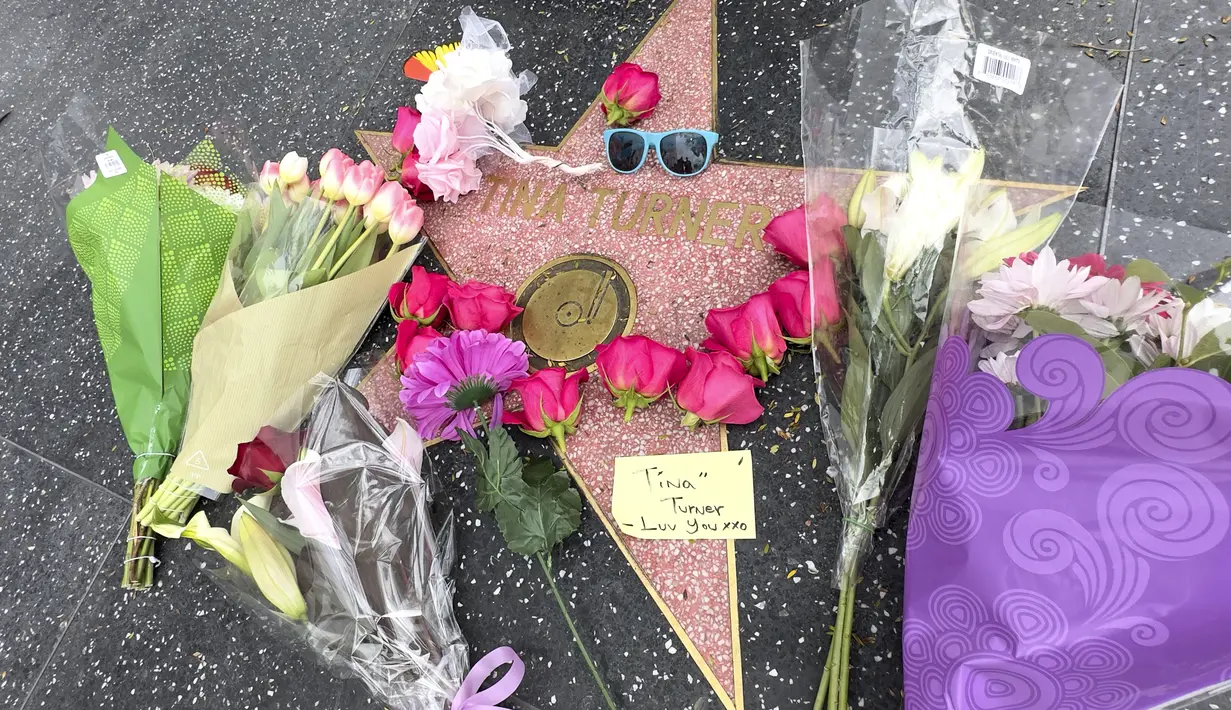 Bunga dan penghormatan muncul di bintang Tina Turner di Hollywood Walk of Fame pada Rabu, 24 Mei 2023, di Los Angeles. (AP Photo/Rick Taber)