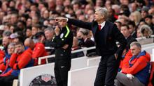 Pelatih Arsenal, Arsene Wenger mengintruksikan para pemainnya saat berhadapan dengan Manchester City pada lanjutan liga Inggris di stadion Emirates, London, (2/4). Arsenal bermain imbang 2-2 dengan City. (AP Photo/Alastair Grant)