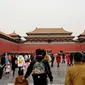 Sejumlah pengunjung berjalan di Forbidden City atau Kota Terlarang di Beijing, (7/3). Kota Terlarang, merupakan istana terisolasi kaisar Qing dan Dinasti Ming China untuk tempat wisata utama yang terletak di pusat ibu kota. (AP Photo/Aijaz Rahi)