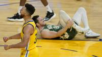 Stephen Curry mencetak 41 poin ketika Golden State Warriors menang tipis atas Bucks, 122-121 pada lanjutan babak reguler NBA 2020/2021 di Chase Center, Rabu (7/4/2021) pagi WIB. (AP/Jeff Chiu).