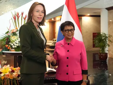 Menteri Luar Negeri Indonesia, Retno Marsudi (kanan) bersalaman dengan Menteri Luar Negeri Belanda, Hanke Bruins Slot dalam pertemuan bilateral di Jakarta, Selasa, 31 Oktober 2023. (AP Photo/Tatan Syuflana)