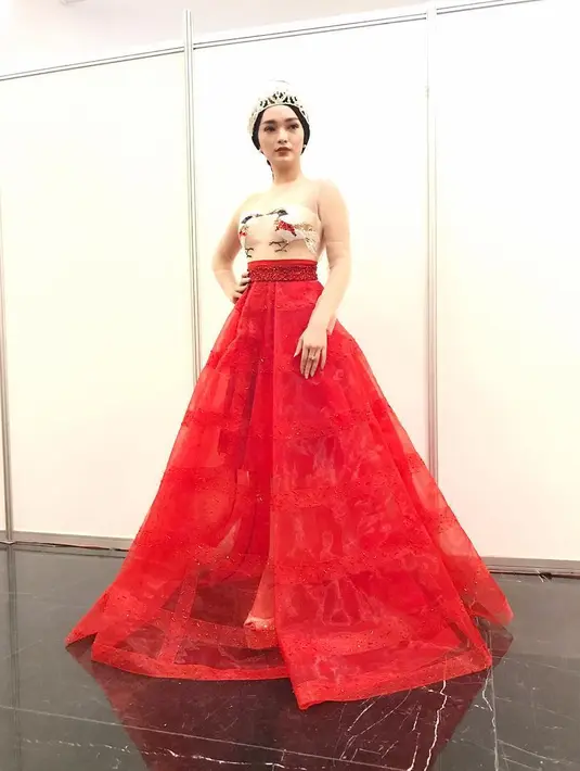 Lihat saja, betapa cantiknya Zaskia Gotik saat mengenakan gaun yang dipadu dengan mahkota. (Foto: instagram.com/zaskia_gotix)