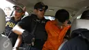 Tersangka Mursalim berada di dalam mobil tahanan Resmob Direktorat Reserse Kriminal Umum Polda Metro Jaya, Jakarta, Jumat (11/9/2015). Pelaku ditangkap dalam pelariannya seusai membunuh WN Jepang Nishimura. (Liputan6.com/Yoppy Renato)