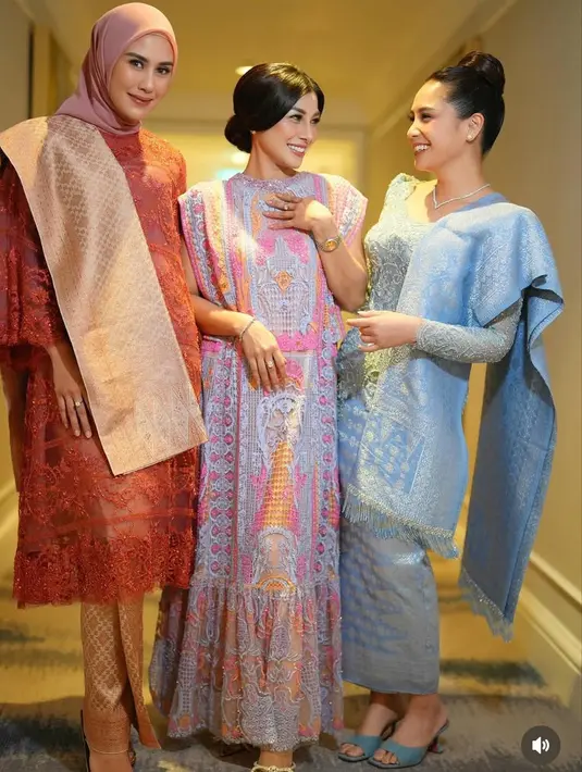 <p>Kedua adik Raffi Ahmad, Syahnaz Sadiqah, Nisya Ahmad, dan istrinya Nagita Slavina di acara resepsi pernikahan Putri Zulhas dan Zumi Zola. Ketiga memilih mengenakan pakaian dari desainer lokal. [@wanda_haraa]</p>