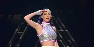 Penyanyi yang identik dengan gaya rambut yang unik, Katy Perry telah menyelesaikan turnya yang bertajuk ‘The Prismatic World Tour’. (AFP/Bintang.com)