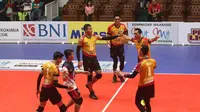 Para pemain Surabaya Bhayangkara Samator merayakan kemenangan atas Jakarta Garuda pada putaran kedua seri pertama Proliga 2019 di GOR Tridharma, Gresik, Sabtu (15/12/2018). (foto: PBVSI)