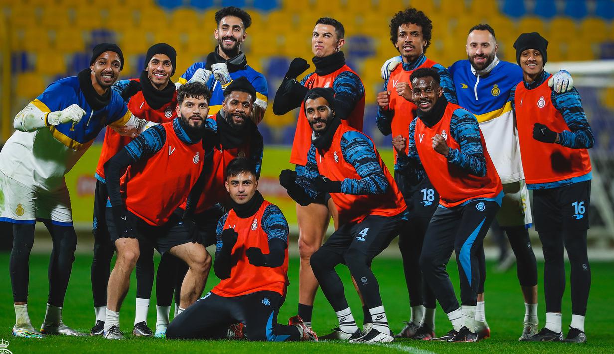 Cristiano Ronaldo (tengah) berfoto bersama dengan rekan setimnya di Al Nassr saat sesi latihan yang berlangsung di Mrsool Park, Arab Saudi, Jumat (13/01/2023) waktu setempat. (Twitter/@AlNassrFC)