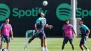 Pemain Barcelona, Jules Kounde, menyundul bola saat sesi latihan jelang laga Liga Champions di Sant Joan Despi, Barcelona, Senin (19/9/2023). Barca akan berhadapan dengan Antwerp FC. (AFP/Lluis Gene)