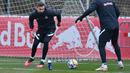 Kiper RB Salzburg Adam Stejskal (kiri) mengambil bagian dalam sesi latihan di Salzburg, Austria, 15 Februari 2022. RB Salzburg akan menjamu Bayern Munchen pada leg pertama babak 16 besar Liga Champions 2021/2022 di Stadion Red Bull Arena, Kamis (16/2/2022) dini hari WIB. (KERSTIN JOENSSON/AFP)