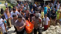 Pihak Kepolisian yang dibantu warga setempat saat mengevakuasi NLA (21), korban gantung diri di Kota Gorontalo (Arfandi Ibrahim/Liputan6.com)