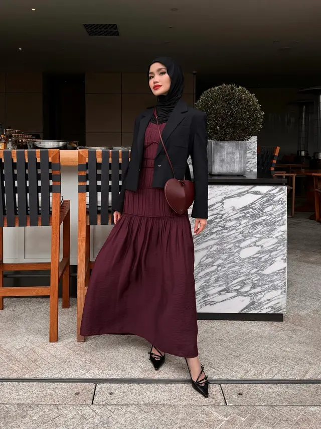 8. Look Bold dan Classy dengan Paduan Maroon dan Hitam