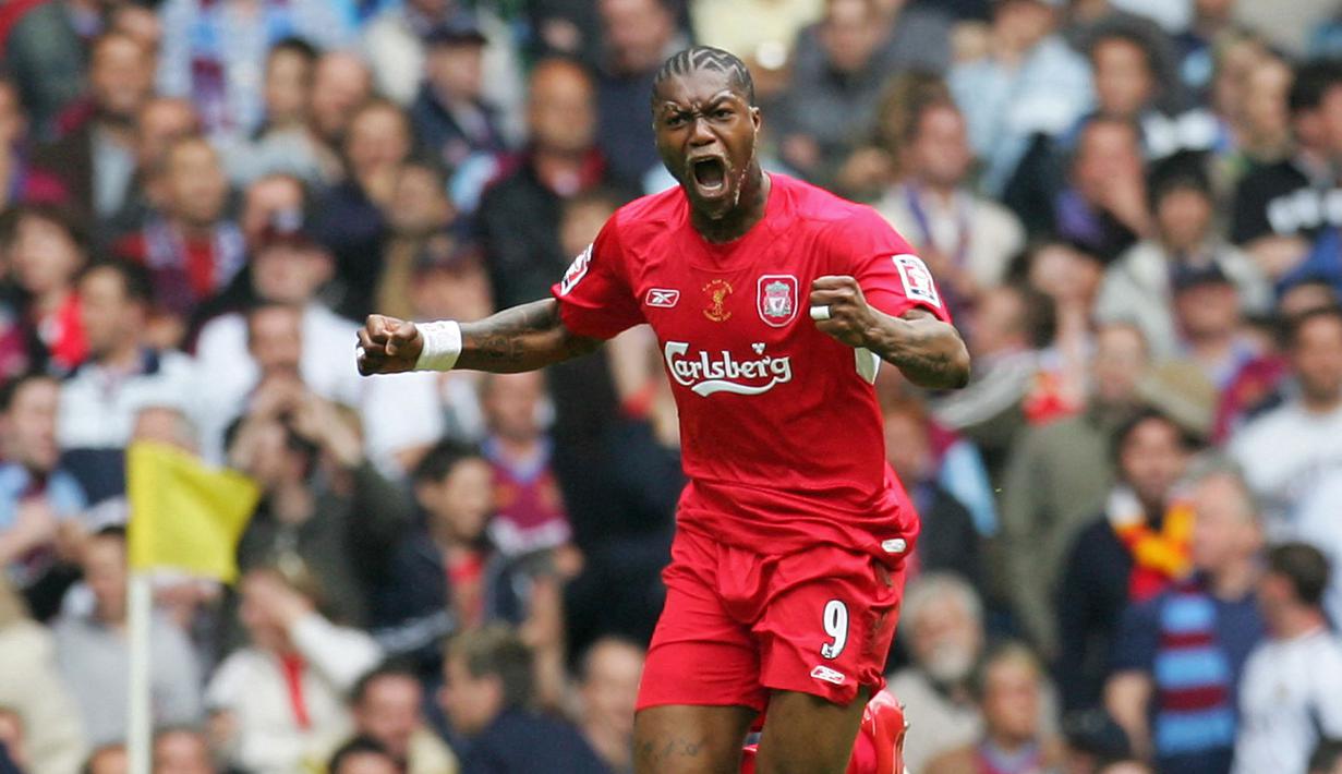 <p>Tertinggal dua gol, skuat asuhan Raphael Benitez tak langsung padam untuk melancarkan serangan. Hasilnya, pada menit ke-32, Djibril Cisse sukses menjebol gawang yang dikawal Shaka Hislop usai memanfaatkan umpan cantik dari Steven Gerrard. (AFP/Paul Ellis)</p>