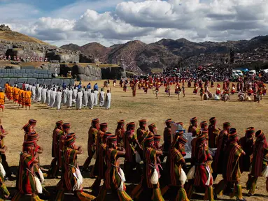 Sejumlah pemeran melakukan upacara Inca "Inti Raymi" di reruntuhan Saqsaywaman di Cuzco, Peru (24/6). Mereka melakukan ritual merayakan untuk titik balik matahari di musim dingin. (AP/Martin Mejia)