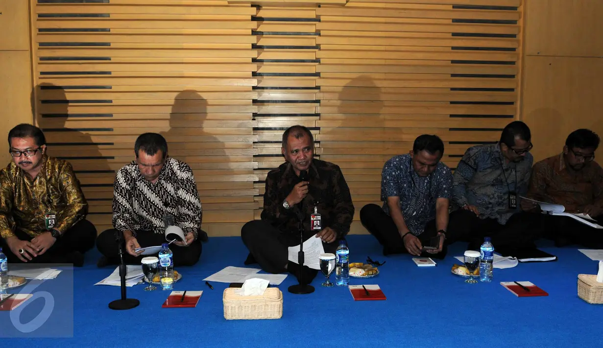Ketua KPK Agus Raharjo (tengah) bersama Deputi Bidang Pencegahan KPK Pahala Nainggolan(kedua kiri) dan Direktur Pendaftaran dan Pemeriksaan LHKPN Cahya Hardianto Harefa (kiri) saat diskusi di Gedung KPK, Jakarta, (12/1). (Liputan6.com/Helmi Afandi)