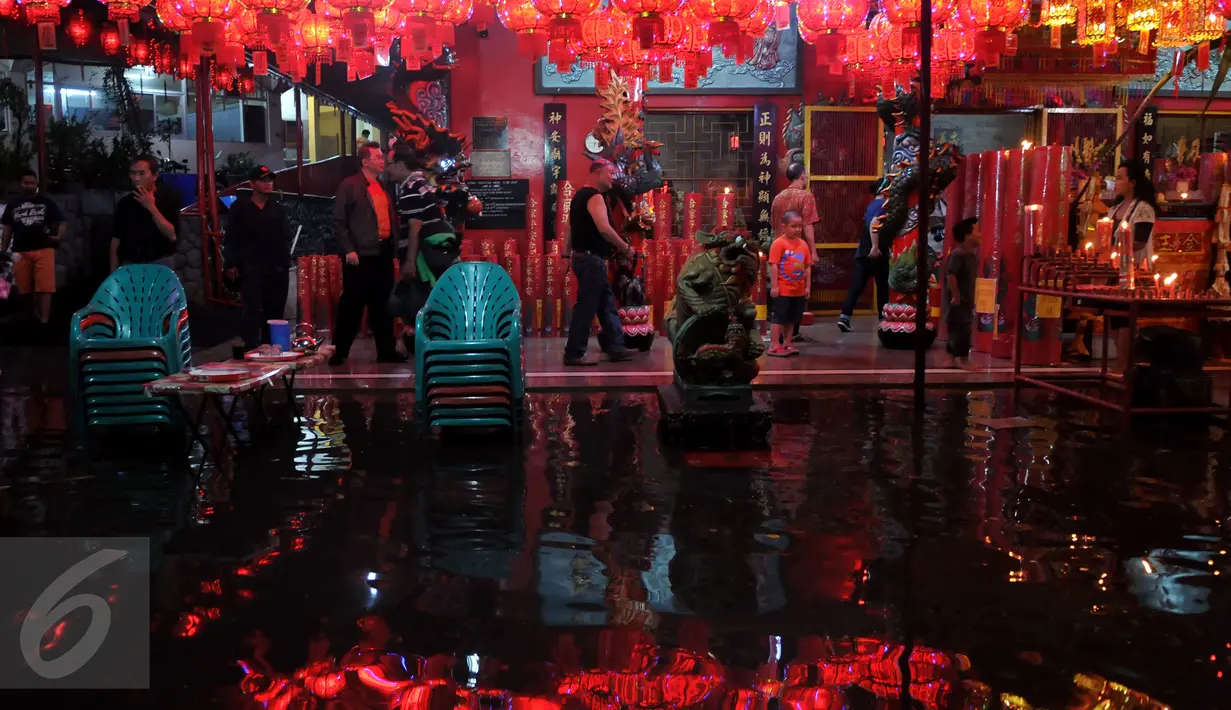 Suasana klenteng Vihara Amurva Bhumi yang ramai didatangi umat Tionghoa, Setiabudi, Jakarta Selatan, Minggu, (7/2/2016). Banjir yang melanda vihara ini di akibatkan luapan kali Krukut. (Liputan6.com/JohanTallo)