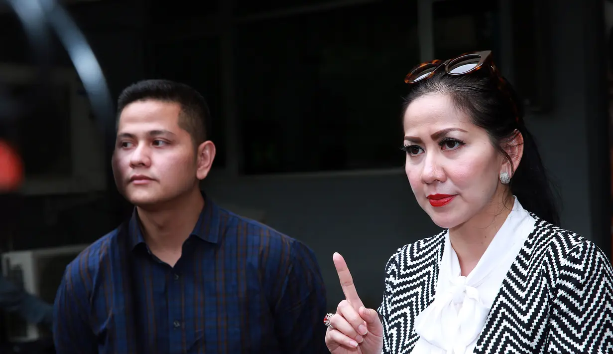 Venna Melinda didampingi kuasa hukumnya, Reza Mahastra saat melaporkan kasus penipuan yang menimpanya ini ke SPK Polda Metro Jaya. Ia melaporkan atas dugaan penipuan yang menggunakan akun Facebook dengan namanya. (Deki Prayoga/Bintang.com)