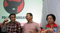Ketua Umum PDI-P Megawati Soekarnoputri (kanan) bersama Djarot Saiful Hidayat dan Basuki Tjahaja Purnama saat memberi keterangan di Jakarta, Rabu (15/2). Mega mengungkap kemenangan sementara PDI-P di 52 Pilkada 2017. (Liputan6.com/Helmi Fithriansyah)