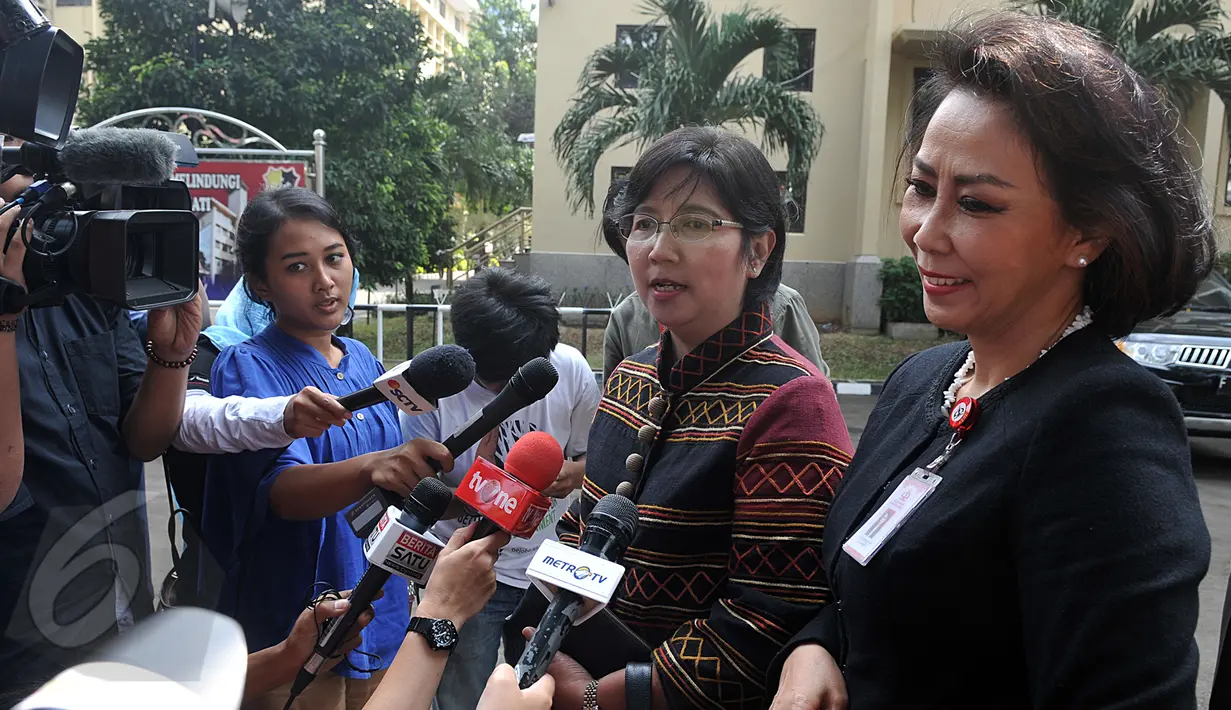 Ketua Pansel Pimpinan KPK Destry Damayanti (kiri) dan anggota Pansel KPK Yenti Ganarsih menjawab pertanyaan media usai melakukan pertemuan tertutup dengan Kapolri Jenderal Pol Badrodin Haiti di Mabes Polri, Jakarta, Senin (8/6). (Liputan6.com/Johan Tallo)