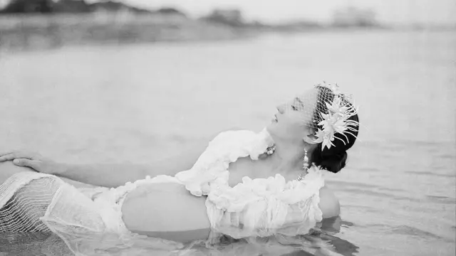 5 Potret Maternity Shoot Nadine Chandrawinata di Pantai yang Makin Menawan