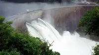 Kariba Dam di Sungai Zambezi saat 3 saluran air banjir dibuka di Karibe, Zimbabwe. (Reuters)