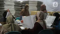 Penyortiran dan pelipatan surat suara Pemilu 2024 dilakukan hingga Jumat (12/1/2024). (merdeka.com/Imam Buhori)