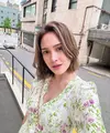 Biasa tampil dengan rambut sebahu bergelombang, kali ini Shandy memotong lebih banyak rambutnya menjadi model bob pendek. [@shandyaulia].