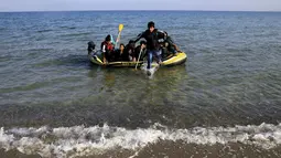 Para imigran Afghanistan tiba di pulau Yunani Kos usai mendayung melintasi Laut Aegea antara Turki dan Yunani pada, (8/8/2015). PBB dan UNHCR memperkirakan bahwa Yunani telah menerima lebih dari 107.000 pengungsi. (REUTERS/Yannis Behrakis)