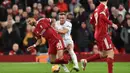 Laga yang berlangsung pada Senin 12 Januari 2026 waktu setempat atau Selasa (13/1/2026) dini hari WIB berjalan cukup mengejutkan. Tampak dalam foto, bek Barnsley asal Inggris, Jack Shepherd melakukan pelanggaran terhadap striker Liverpool asal Belanda, Cody Gakpo saat pertandingan putaran ketiga Piala FA Inggris di Stadion Anfield, pada Senin 12 Januari 2026 waktu setempat atau Selasa (13/1/2026) dini hari WIB. (PETER POWELL/AFP)