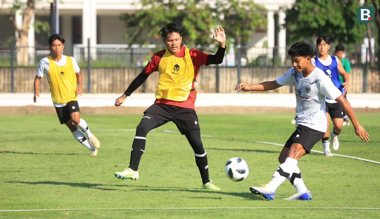 Kiper Timnas Indonesia U-17, Andrika Fathir, berusaha merebut bola saat sesi latihan di Lapangan A Senayan, Jakarta, Kamis (20/7/2023). (Bola.com/M Iqbal Ichsan)