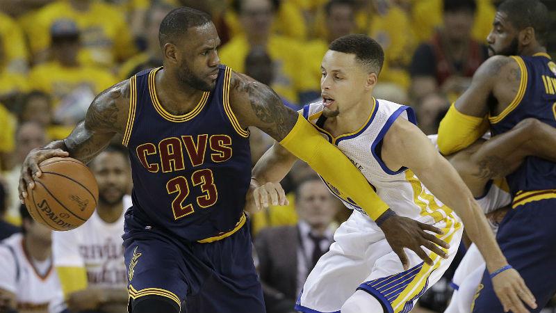 Duel LeBron James (Cleveland Cavaliers) kontra Stephen Curry (Golden State Warriors) pada Final NBA 2017 akan menjadi trilogi final pertama dalam sejarah NBA. (AP Photo/Marcio Jose Sanchez)