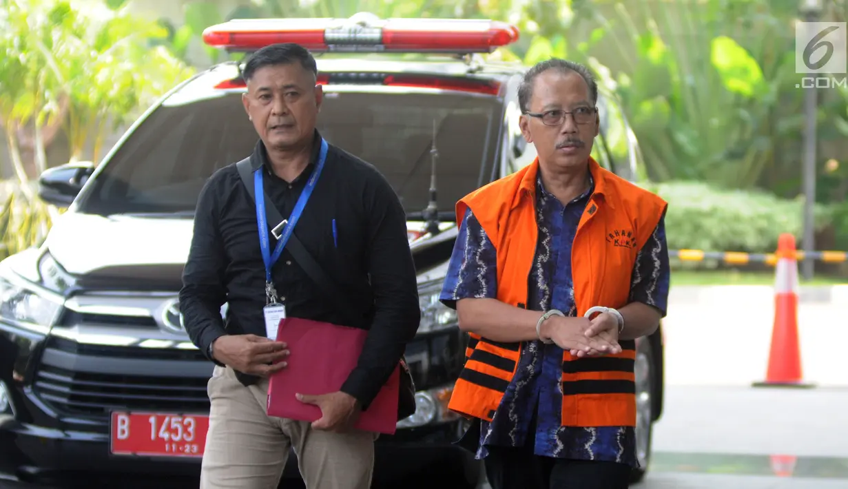Mantan Sekretaris Daerah Kota Malang Cipto Wiyono (kanan) tiba di Gedung KPK, Jakarta, Kamis (16/5/2019). Cipto Wiyono diperiksa sebagai tersangka terkait kasus dugaan suap Anggaran Pendapatan dan Belanja Daerah (APBD) Kota Malang TA 2015. (merdeka.com/Dwi Narwoko)